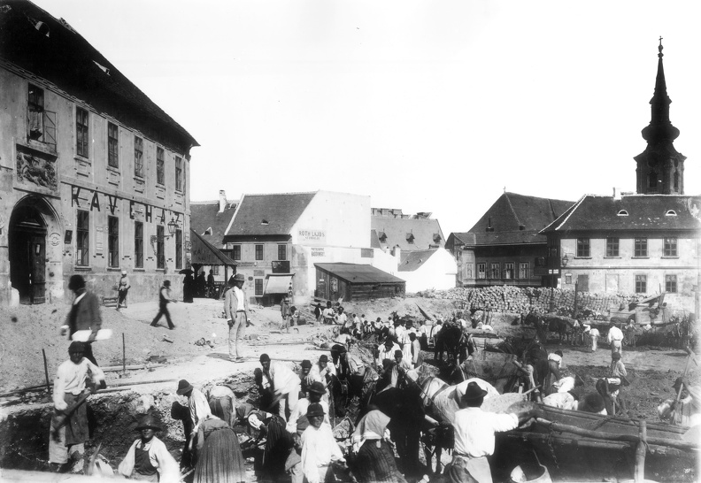 Szarvas tér, baloldalt a Szarvas-ház, szemben vele az Apród utcában Virág Benedek háza, jobbra hátul az Alexandriai Szent Katalin-plébániatemplom. A felvétel 1894-ben készült.