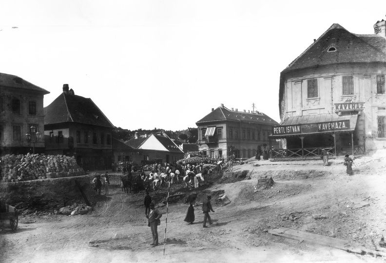 Szarvas tér, jobbra a Szarvas-ház. A felvétel 1894-ben készült.