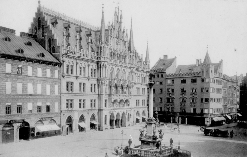 Marienplatz, balra az Új Városháza régi épületrésze. A felvétel 1892 és 1898 között készült.