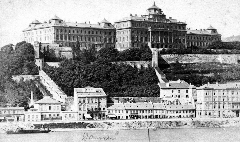 Királyi Palota és a Lánchíd utca házai a Dunáról nézve. A felvétel 1875 körül készült.