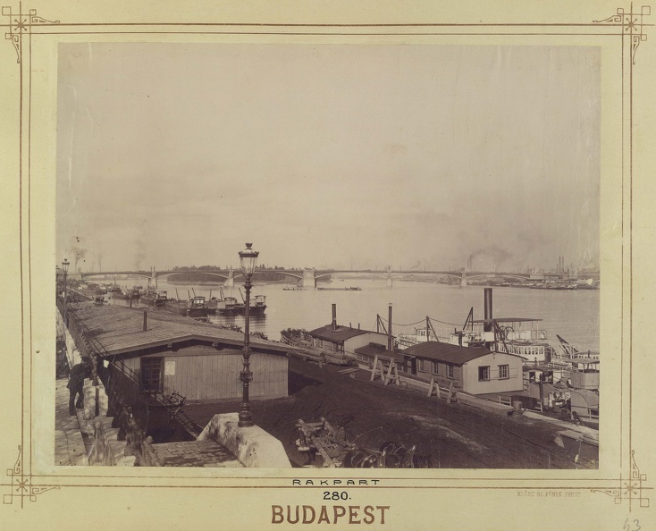 budai alsó rakpart a Margit híd felé nézve. A felvétel 1894-1900 között készült. A kép forrását kérjük így adja meg: Fortepan / Budapest Főváros Levéltára. Levéltári jelzet: HU.BFL.XV.19.d.1.08.084
