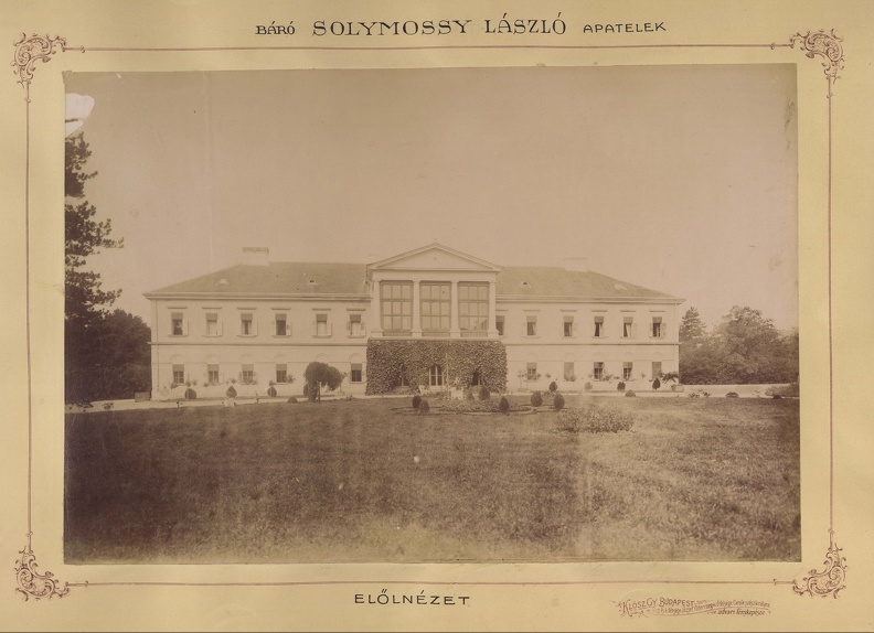 a Solymossy-kastély elölnézete. A felvétel 1895-1899 között készült. A kép forrását kérjük így adja meg: Fortepan / Budapest Főváros Levéltára. Levéltári jelzet: HU.BFL.XV.19.d.1.11.207