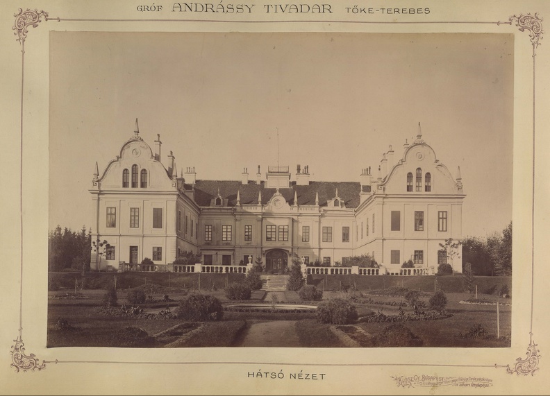Andrássy Tivadar gróf barokk kastélyának hátsó nézete. A felvétel 1895-1899 között készült. A kép forrását kérjük így adja meg: Fortepan / Budapest Főváros Levéltára. Levéltári jelzet: HU.BFL.XV.19.d.1.12.183