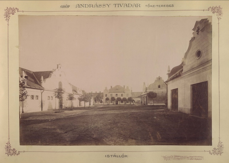 Andrássy Tivadar gróf kastélyának istállója. A felvétel 1895-1899 között készült. A kép forrását kérjük így adja meg: Fortepan / Budapest Főváros Levéltára. Levéltári jelzet: HU.BFL.XV.19.d.1.12.188