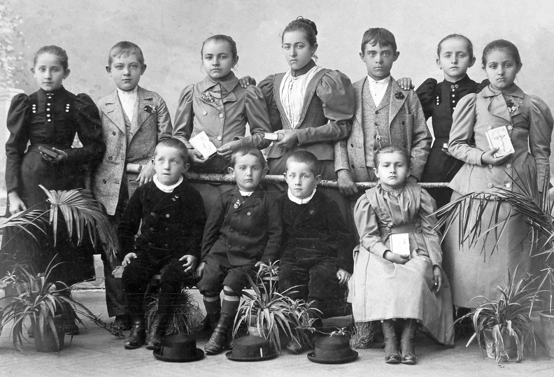 Elsőáldozó gyermekek. A felvétel 1894-ben készült.