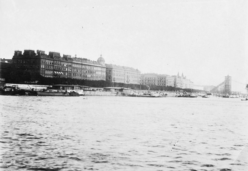 a pesti szállodasor a Dunáról nézve, háttérben az épülő Erzsébet híd.