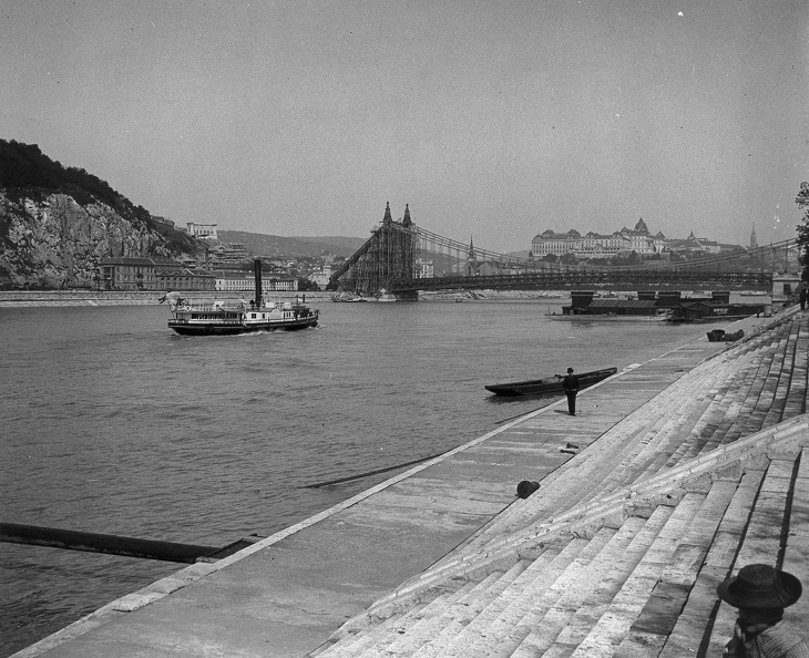 Belgrád (Ferenc József) rakpart, háttérben az épülő Erzsébet híd, előtte a dunai fürdő.