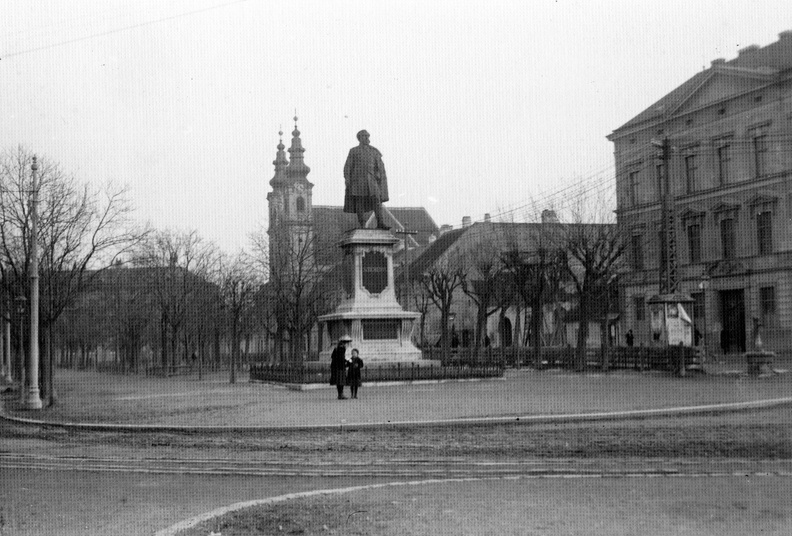 Széchenyi tér, Széchenyi szobor, háttérben a Domonkos templom.