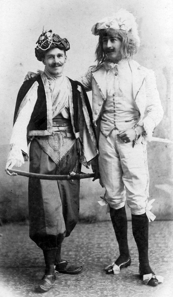 Berán Lajos szobrász, éremművész és Istvánffy Elemér, a Párkányi Takarékpénztár titkára mint amatőr színjátszók az 1906-os Rákóczi ünnepség alkalmával.