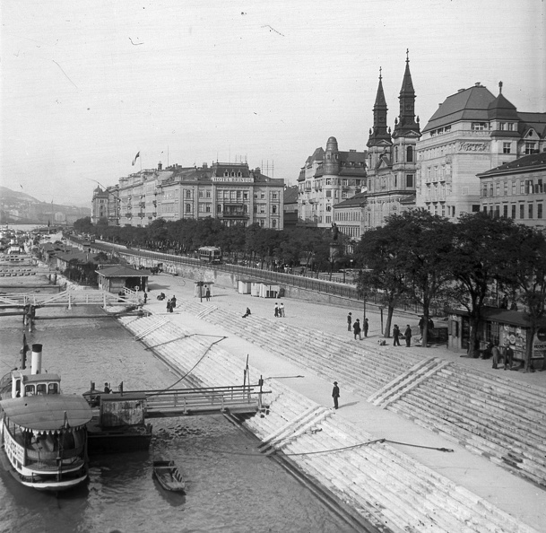 Dunakorzó és a Petőfi tér az Erzsébet hídról nézve.