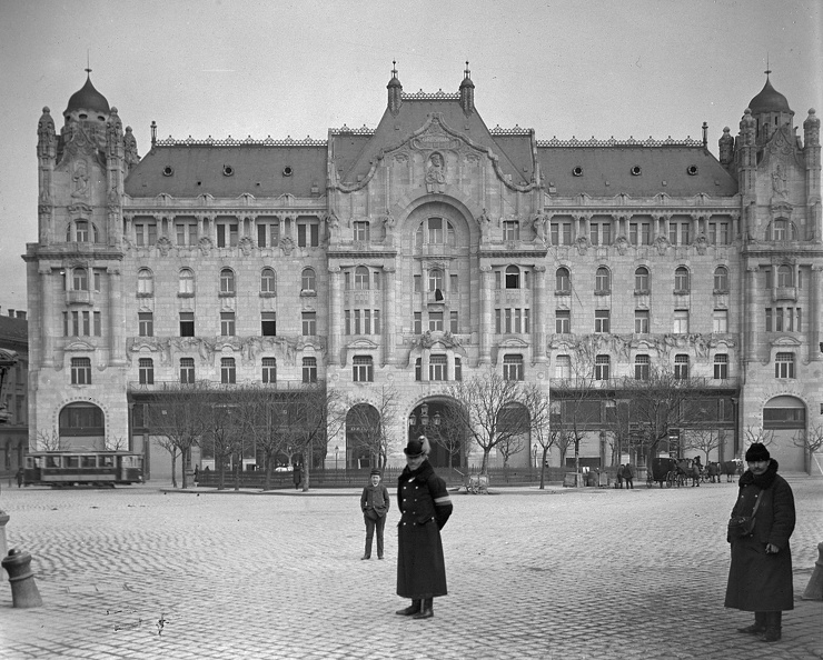 Széchenyi (Ferenc József) tér, Gresham palota.