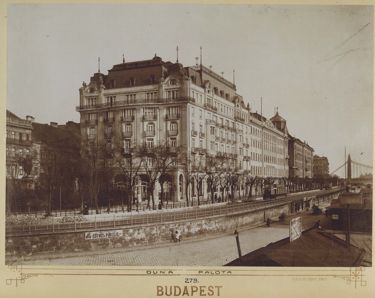 A bezárt Grand Hotel Ritz, a későbbi Dunapalota és a pesti rakpart a Lánchíd felől nézve. Balra Eötvös József szobra, a távolban jobbra az Erzsébet híd látható.A felvétel 1916-ban készült. A kép forrását kérjük így adja meg: Fortepan / Budapest Fővár