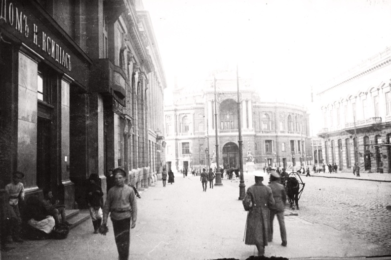 Riseljevszka utca az Opera Színház felé nézve.