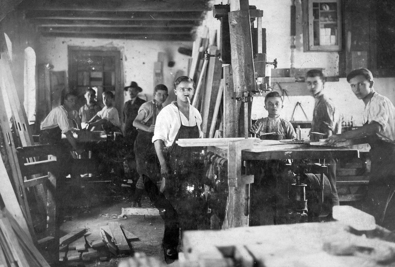 Asztalosműhely 1920 körül.