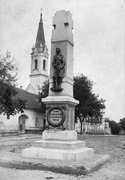 Rákóczi utca, I. világháborús emlékmű (Kallós Endre 1924.). Háttérben a Szent Péter római katolikus templom.