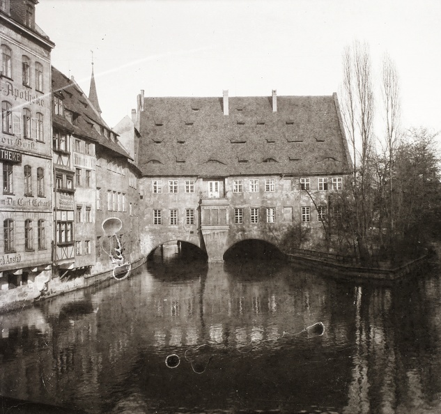 Pegnitz-folyó a Múzeum-hídról a Schütt sziget felé nézve.