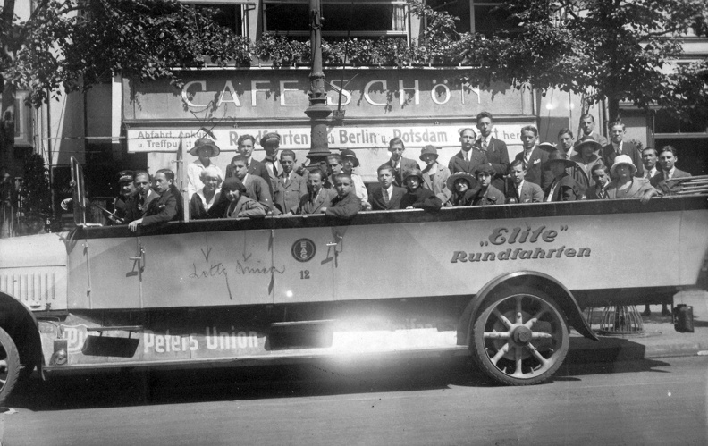 Unter den Linden, az Omnibusz társaság nyitott városnéző autóbusza a huszas években.