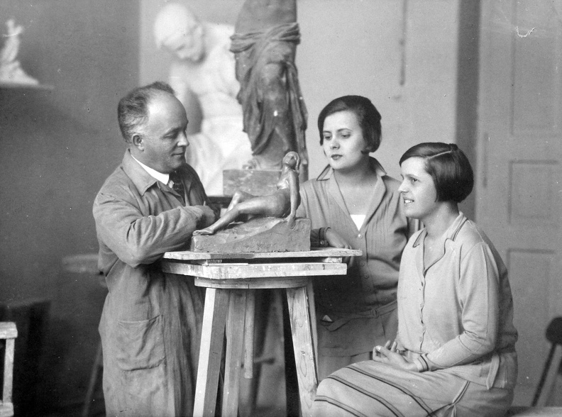 Százados úti Művésztelep, Vass Viktor szobrászművész a műtermében, lányaival.