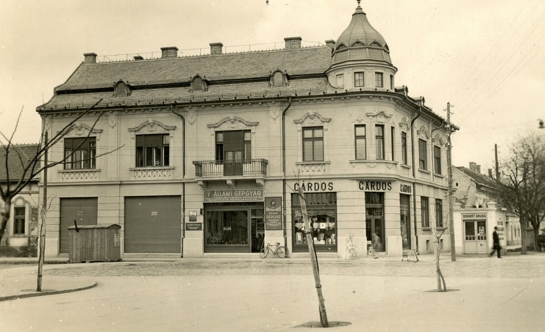 Lázár utca - Dr. Rapcsák András út (Szentesi utca) sarok, Tárkány palota.