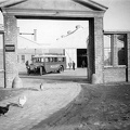 Lőportár utca, a Magyar Államvasutak Autóközlekedési Vállalata Rt. (MÁVAUT) székhelye, N-2 Mávag (Mercedes) autóbusz. Forrás: National Archives (USA)