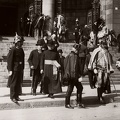 Kossuth Lajos tér, a Parlament lépcsőjénél. Vass József népjóléti és munkaügyi miniszter búcsúztatásáról távozók egy csoportja.