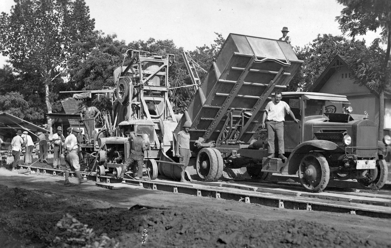 Csorvási betonút építése. Az előtérben, egy Mávag-Mercedes-Benz teherautó, amerikai rendszerű billenő szerkezettel. Forrás/source: National Archives, Washington, USA, RG151 FC.