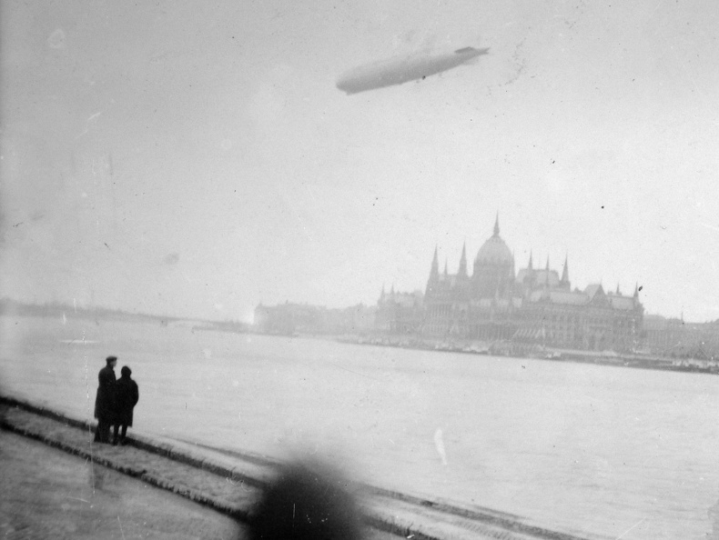 egy Zeppelin léghajó a Parlament fölött.