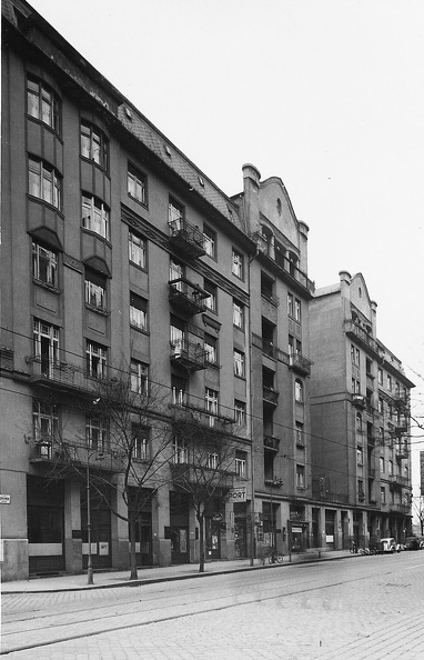 Balassi Bálint (Személynök) utca 16. ma a helyén a Képviselői Irodaház (Fehér ház) áll.