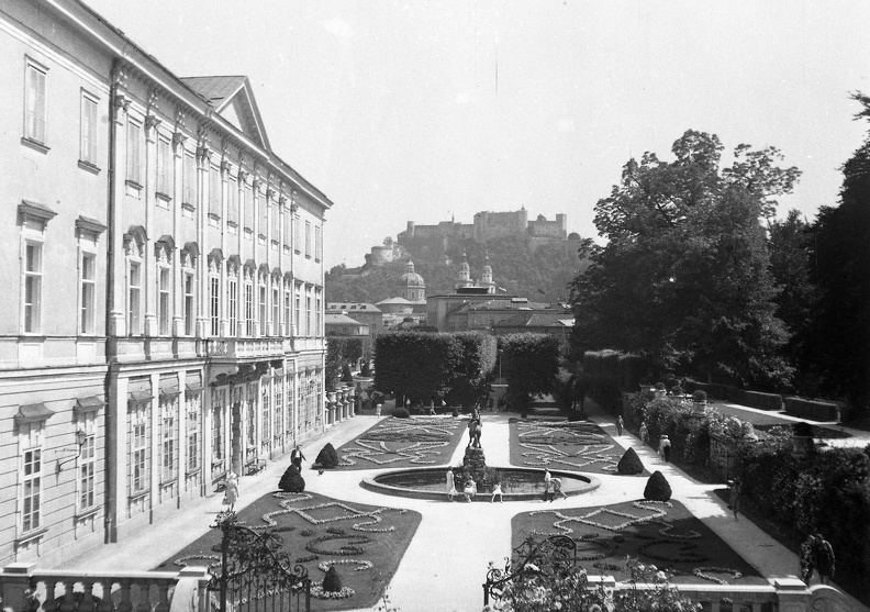 Mirabell kastély parkja, háttérben Hohensalzburg vára.