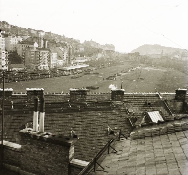 Vérmező a Krisztina körút - Hajnóczy József utca sarkán álló ház tetejéről nézve, balra az Attila út házsora. Horthy Miklós 15 éves kormányzói jubileuma alkalmából tartott ünnepség.