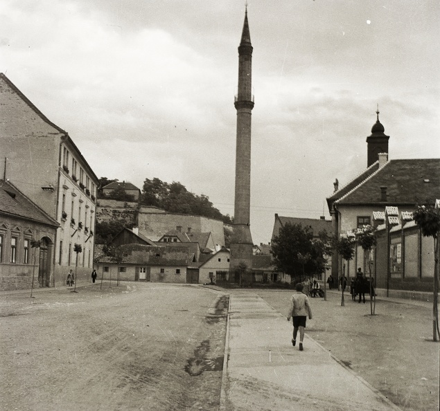 Minaret a Knézich Károly utcából nézve, jobbra a római katolikus templom (volt Irgalmasok temploma).