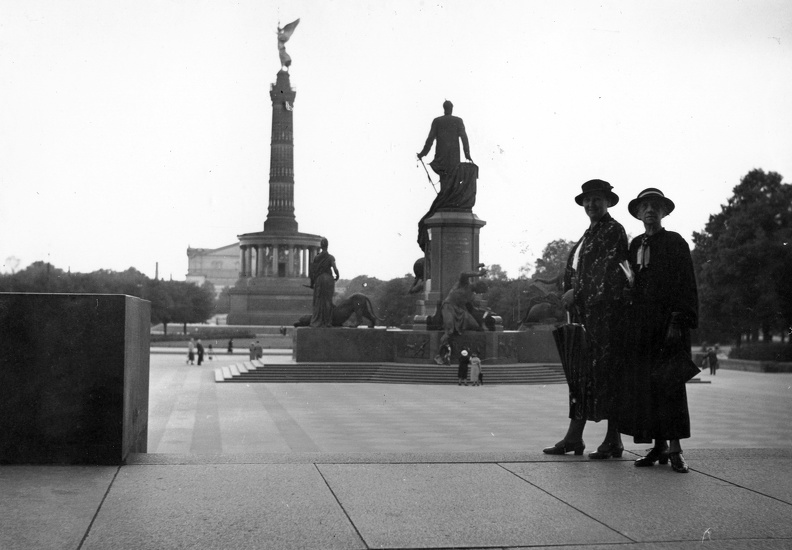 a volt Königsplatz (ma Platz der Republik) a Bismarck emlékművel és a Siegessäule-val a Reichstag előtt.