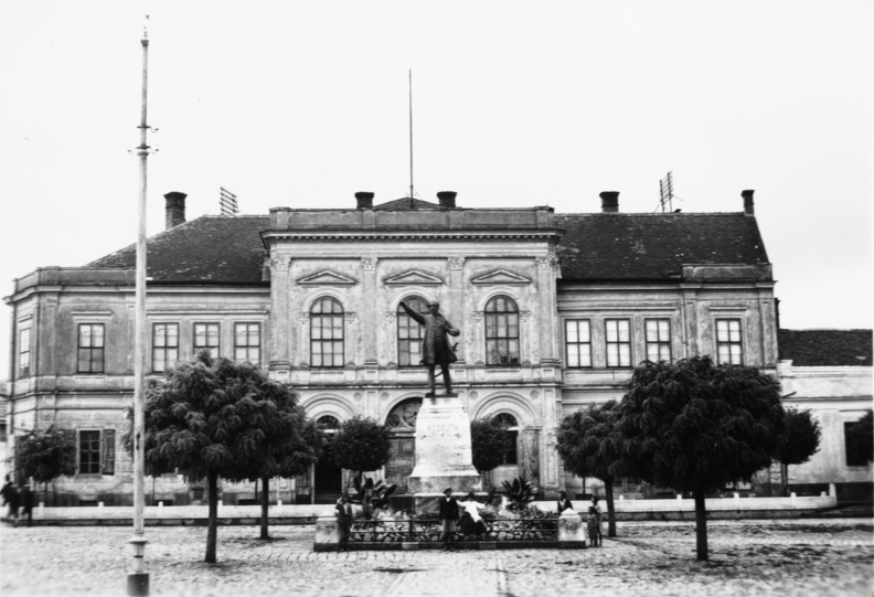 Köztársaság (Fő) tér, Kossuth Lajos szobor (Horvay János, 1904.), háttérben a Városháza.