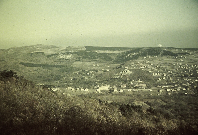Kilátás a Jánoshegyről a Hármashatár-hegy és a Látó-hegy felé, középen az Apáthy szikla.