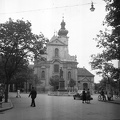 Bécsi kapu tér, Karmelita templom, előtte Kisfaludy Károly szobra.