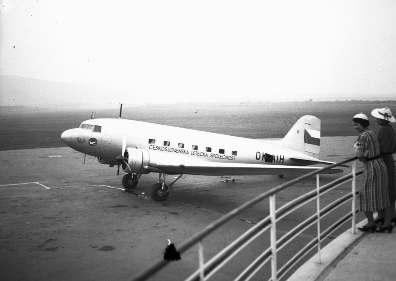 a csehszlovák ČLS légitársaság Douglas DC-3 típusú utasszállító repülőgépe.