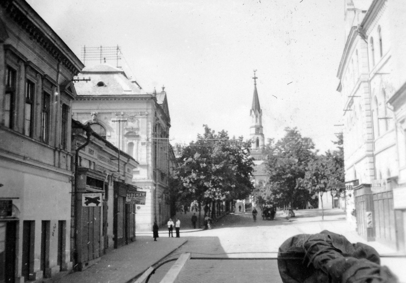 ulica Vajanského (Kossuth Lajos utca), balra a Városháza, háttérben a református templom.