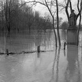 az Abonyi út és a Vasút út kereszteződése, háttérben az Orczy kastély parkja, 1940. márciusi árvíz. Az előtérben Szent Vendel szobra.