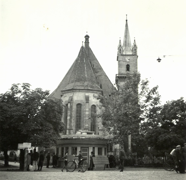 Fő tér (piata Centrala, ekkor Horthy Miklós tér), háttérben az evangélikus templom.