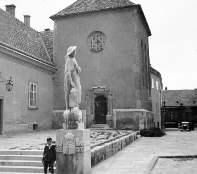 a Szent Anna kápolna az előtérben Kálmáncsai Domonkos szobrával.