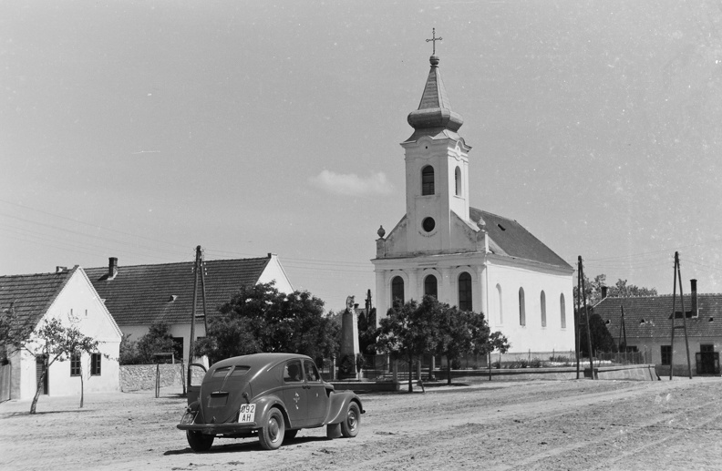 Kossuth (Fő) utca, Evangélikus templom, előtte az első világháborús "Hősök emlékműve" (Vass Viktor, 1930). Lancia Aprilia személygépkocsi.