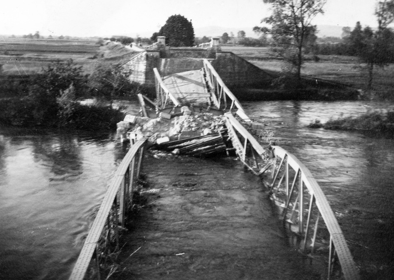 Mura folyó, a város határában felrobbantott közúti híd.