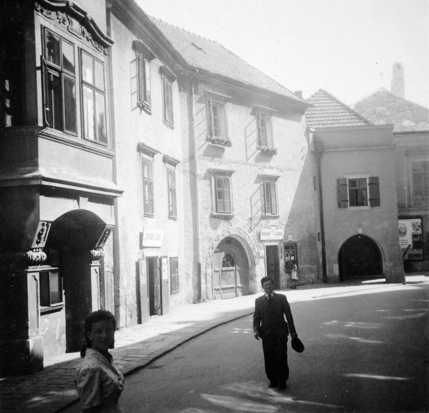 Kolostor utca a Fő tér felől, balra a Kolostor utca 11 sz. (Zichy-palota)