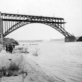 felrobbantott kétszintes vasúti és közúti híd a Dnyeper folyón, háttérben az ugyancsak felrobbantott vízerőmű (1941. augusztus).