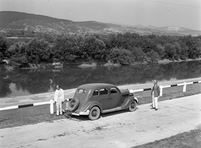 11-es főút, jobbra a távolban a Naszály hegyen a sejcei mészkőfejtő. Ford V8 Modell 48, 1935-ös kiadású személygépkocsi.