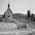 Három falu temploma (Szent István király-templom). Előtérben egy Ford V8 Modell 48, 1935-ös kiadású személygépkocsi.