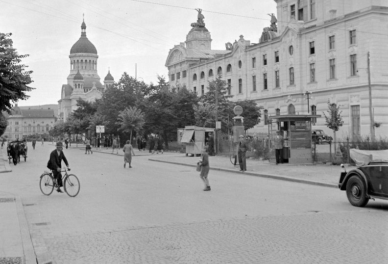 Hunyadi tér, a Nemzeti Színháztól a Bocskai téren álló Ortodox katedrális felé nézve.