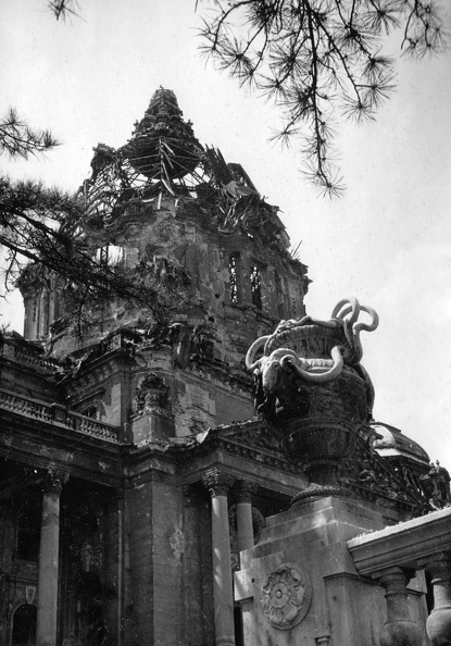 a Királyi Palota keleti (Duna felőli) homlokzata a kupola romjával.