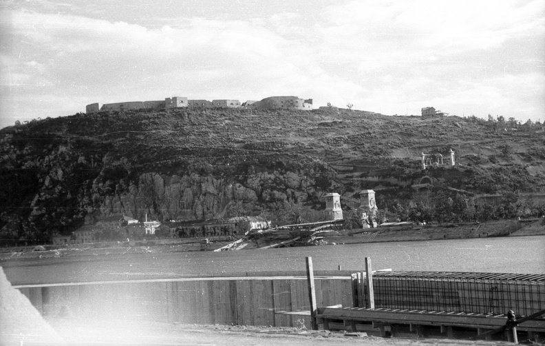 a Gellért-hegy és a lerombolt Erzsébet híd Pest felől nézve.