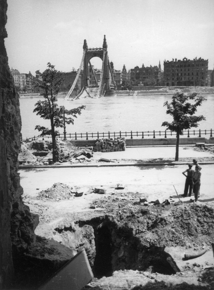 a lerombolt Erzsébet híd pesti hídfője a Rudas fürdő romjaitól nézve.